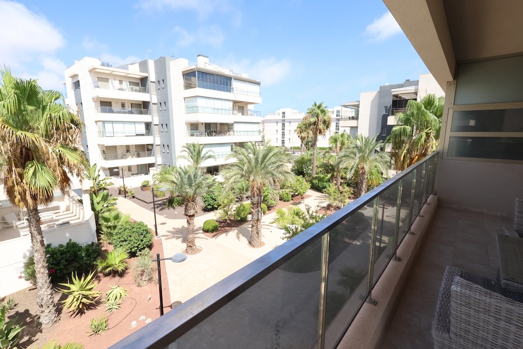 AMPLIO APARTAMENTO DE 2 DORMITORIOS CON GRAN TERRAZA EN GREEN HILLS VILLAMARTÍN