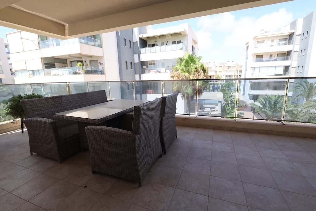 AMPLIO APARTAMENTO DE 2 DORMITORIOS CON GRAN TERRAZA EN GREEN HILLS VILLAMARTÍN