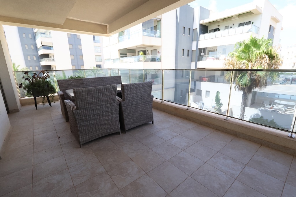 AMPLIO APARTAMENTO DE 2 DORMITORIOS CON GRAN TERRAZA EN GREEN HILLS VILLAMARTÍN