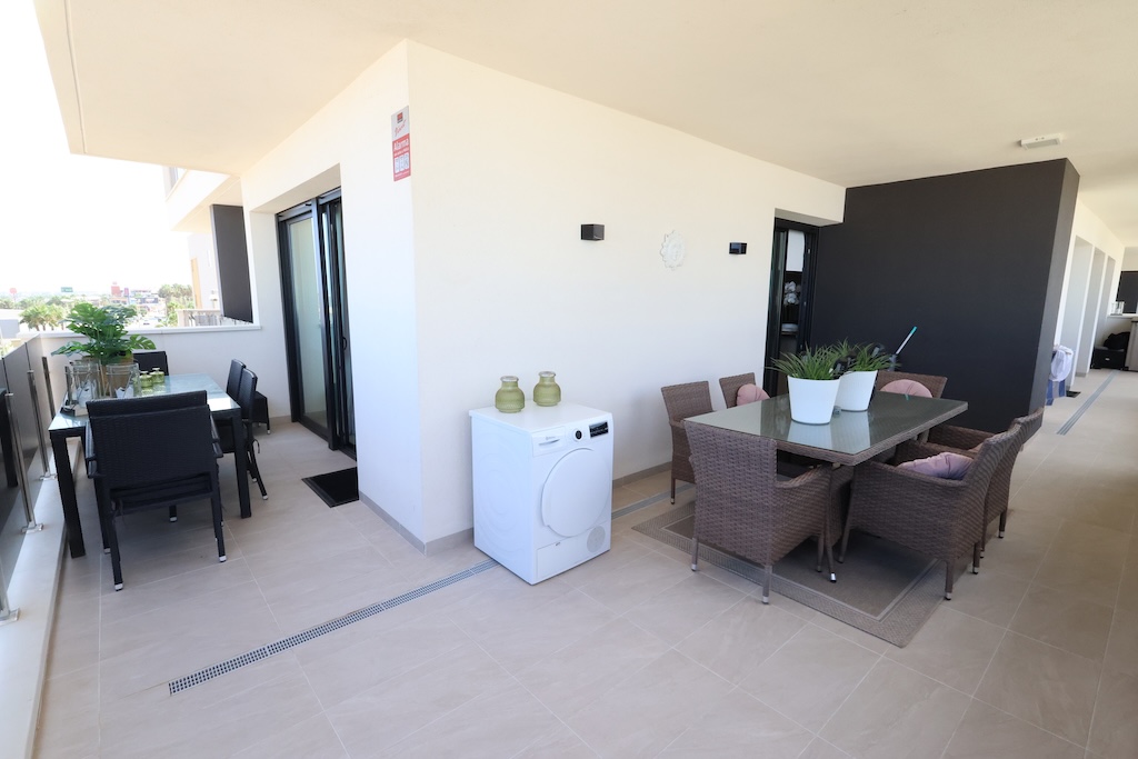 EXCLUSIVO APARTAMENTO EN ESQUINA CON 3 DORMITORIOS, 48 M² DE TERRAZA Y VISTAS AL MAR EN AMANECER DE LUXE