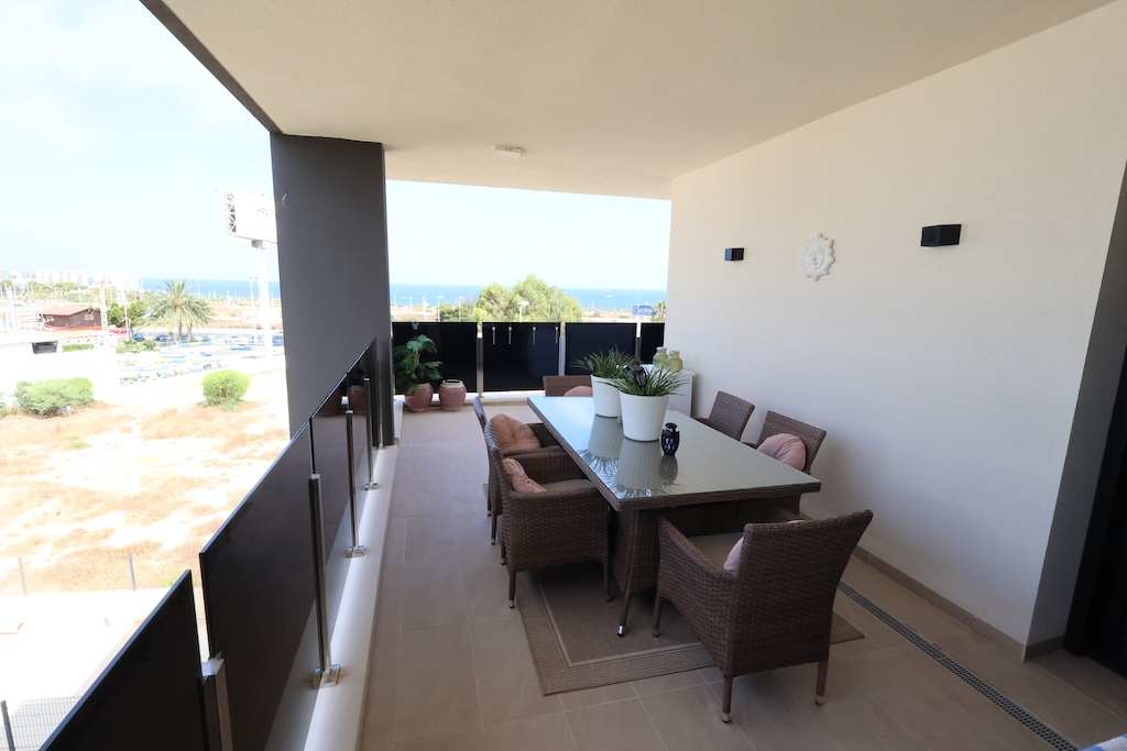 EXCLUSIVO APARTAMENTO EN ESQUINA CON 3 DORMITORIOS, 48 M² DE TERRAZA Y VISTAS AL MAR EN AMANECER DE LUXE