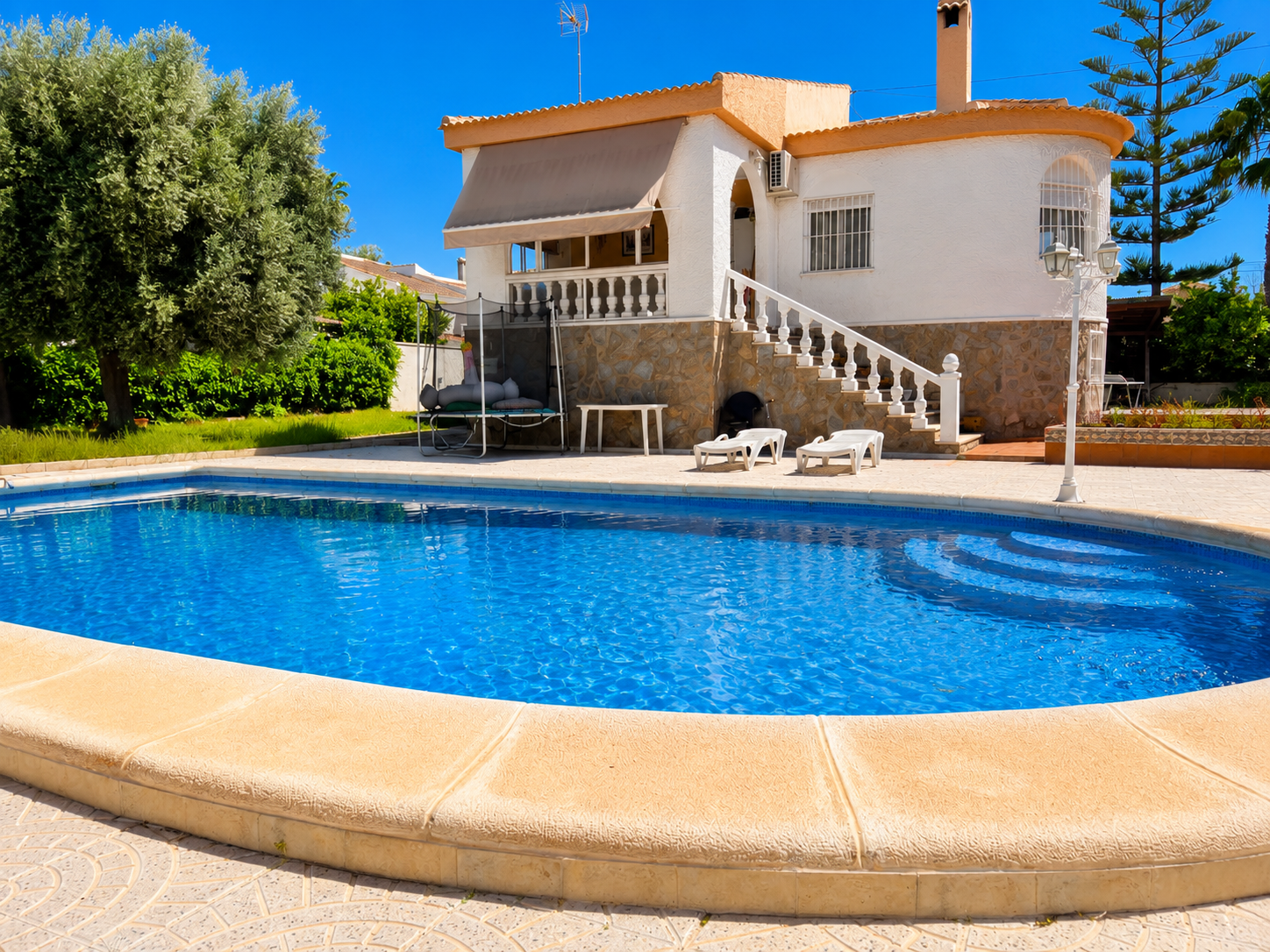 VILLA INDEPENDIENTE CON PISCINA PRIVADA Y PARCELA DE 1.000 M² EN LA SIESTA, TORREVIEJA