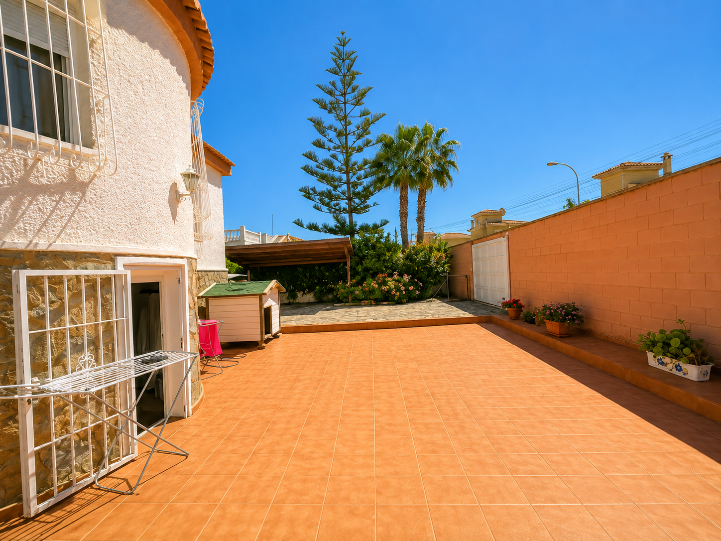 VILLA INDEPENDIENTE CON PISCINA PRIVADA Y PARCELA DE 1.000 M² EN LA SIESTA, TORREVIEJA