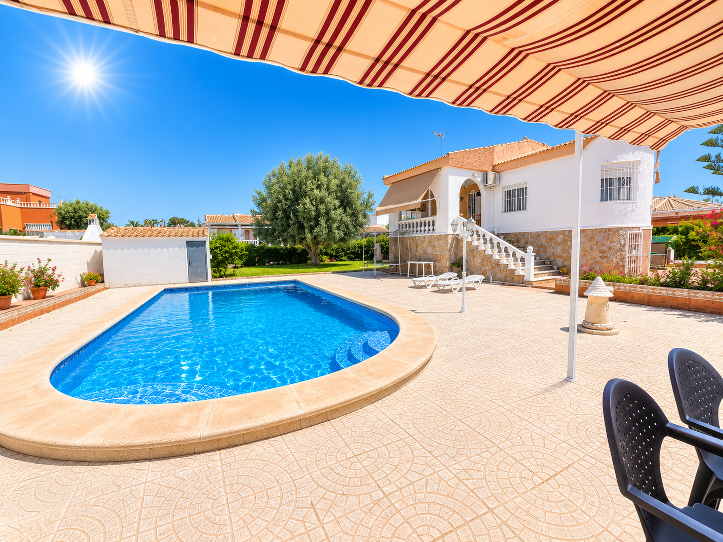 VILLA INDEPENDIENTE CON PISCINA PRIVADA Y PARCELA DE 1.000 M² EN LA SIESTA, TORREVIEJA