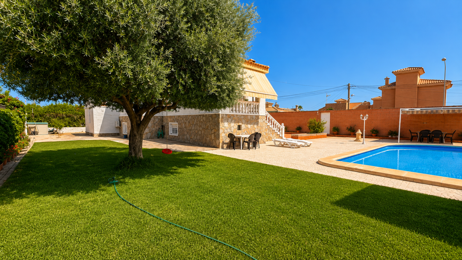 VILLA INDEPENDIENTE CON PISCINA PRIVADA Y PARCELA DE 1.000 M² EN LA SIESTA, TORREVIEJA