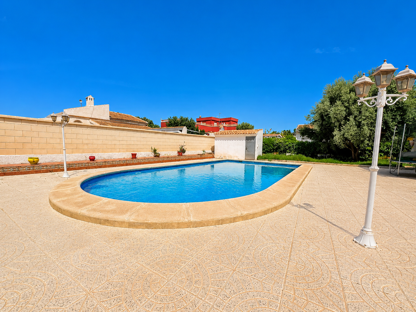 VILLA INDEPENDIENTE CON PISCINA PRIVADA Y PARCELA DE 1.000 M² EN LA SIESTA, TORREVIEJA