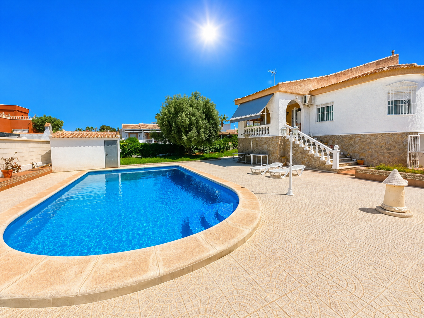 VILLA INDEPENDIENTE CON PISCINA PRIVADA Y PARCELA DE 1.000 M² EN LA SIESTA, TORREVIEJA