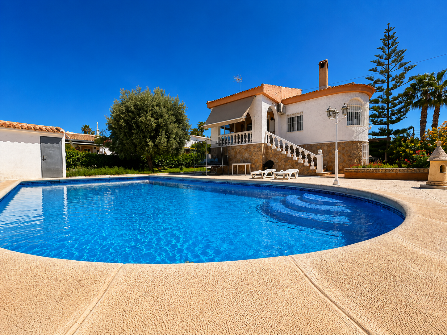 VILLA INDEPENDIENTE CON PISCINA PRIVADA Y PARCELA DE 1.000 M² EN LA SIESTA, TORREVIEJA
