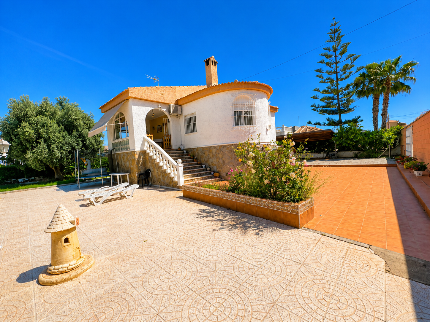 VILLA INDEPENDIENTE CON PISCINA PRIVADA Y PARCELA DE 1.000 M² EN LA SIESTA, TORREVIEJA