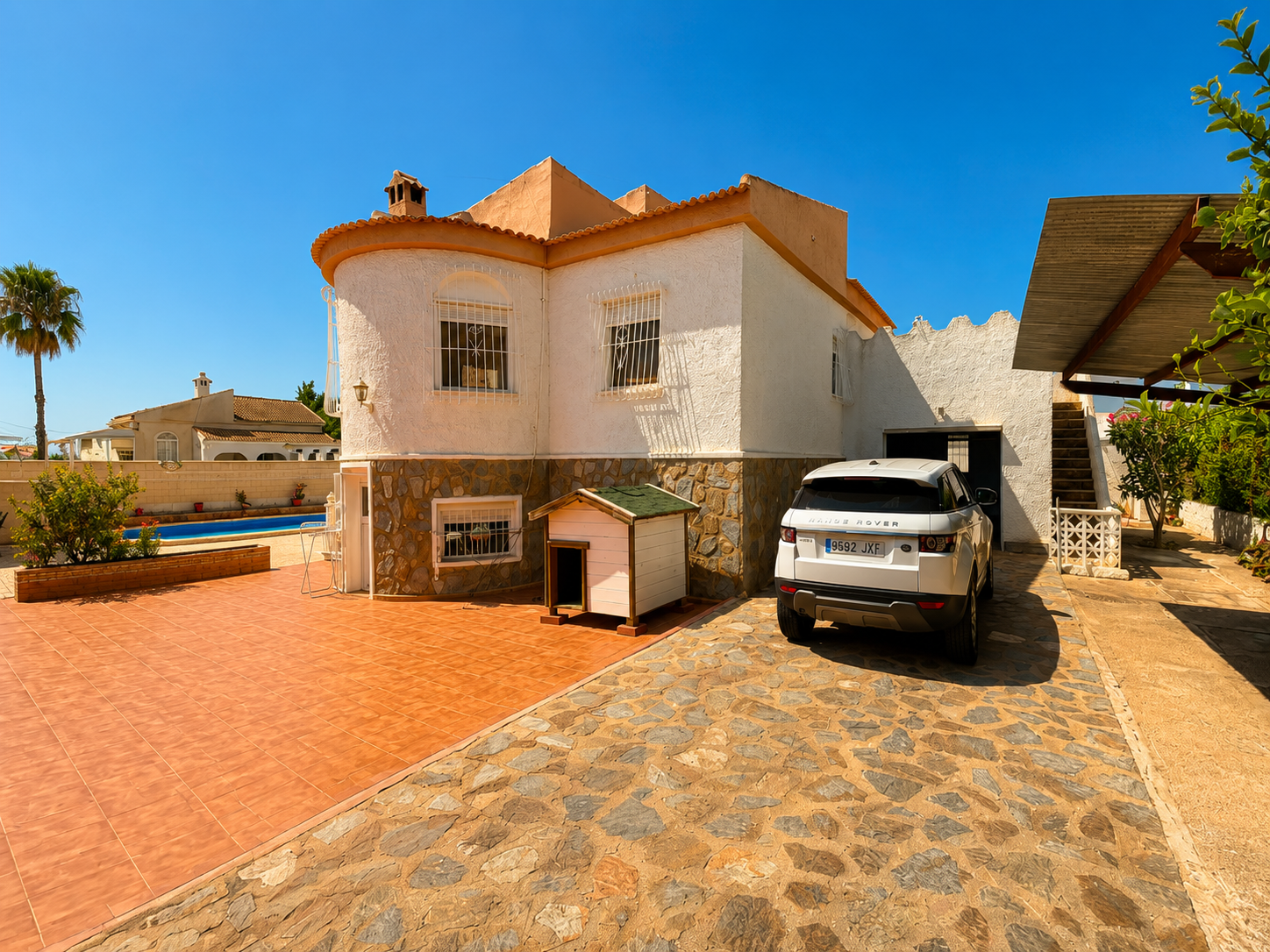 VILLA INDEPENDIENTE CON PISCINA PRIVADA Y PARCELA DE 1.000 M² EN LA SIESTA, TORREVIEJA