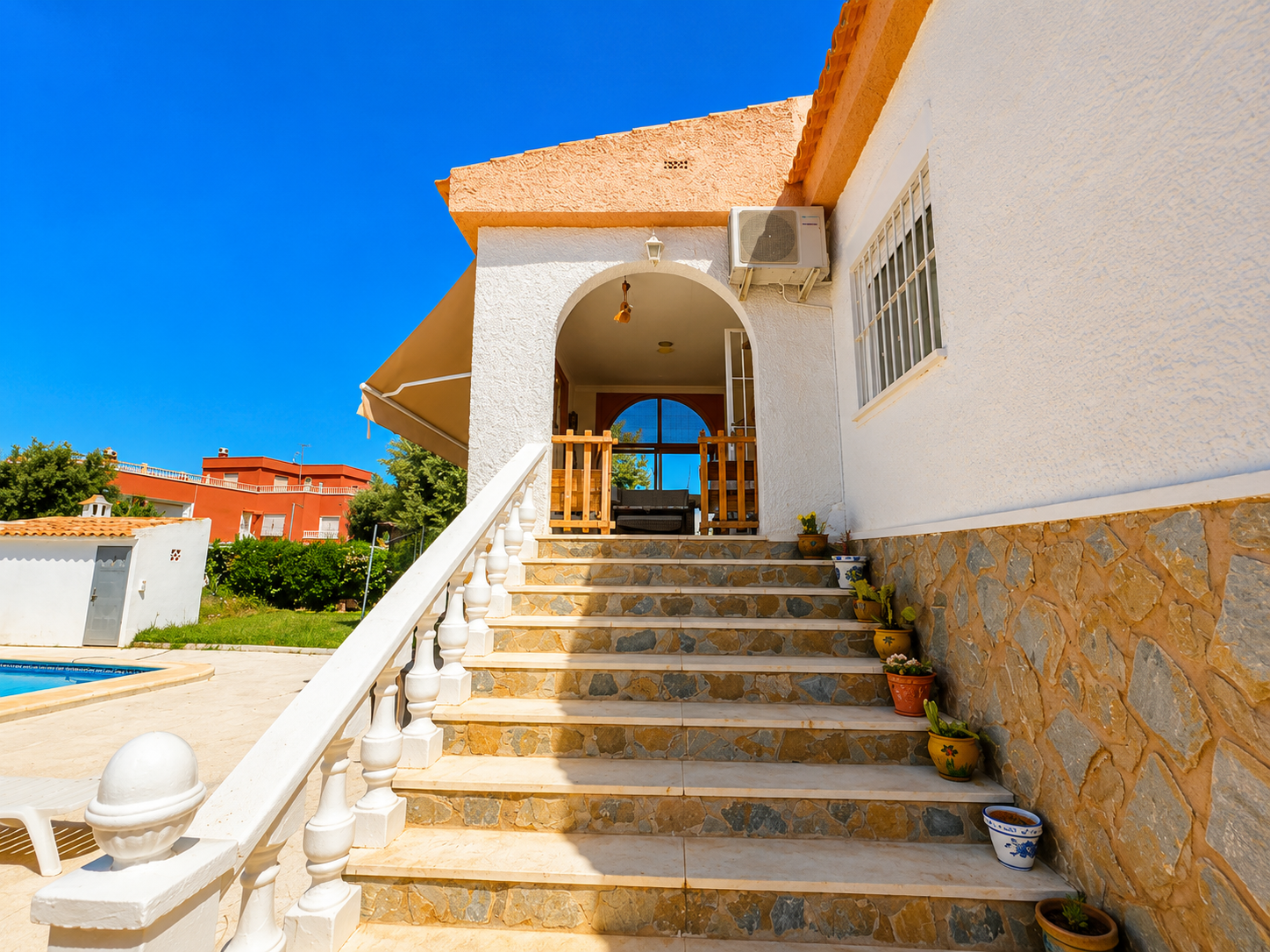 VILLA INDEPENDIENTE CON PISCINA PRIVADA Y PARCELA DE 1.000 M² EN LA SIESTA, TORREVIEJA