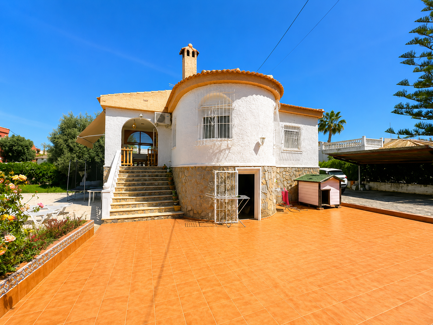 VILLA INDEPENDIENTE CON PISCINA PRIVADA Y PARCELA DE 1.000 M² EN LA SIESTA, TORREVIEJA