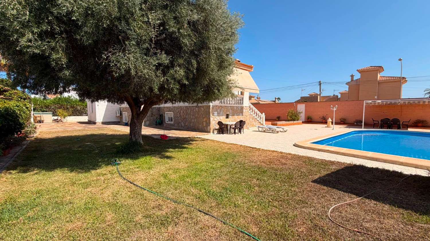 VILLA INDEPENDIENTE CON PISCINA PRIVADA Y PARCELA DE 1.000 M² EN LA SIESTA, TORREVIEJA
