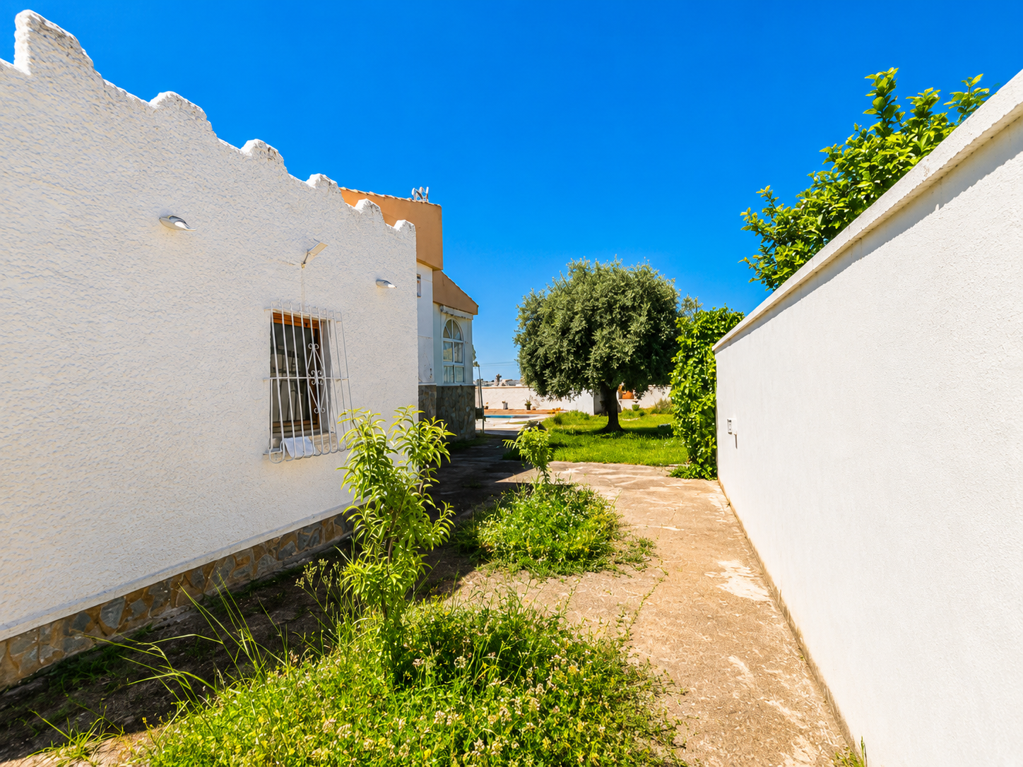 VILLA INDEPENDIENTE CON PISCINA PRIVADA Y PARCELA DE 1.000 M² EN LA SIESTA, TORREVIEJA