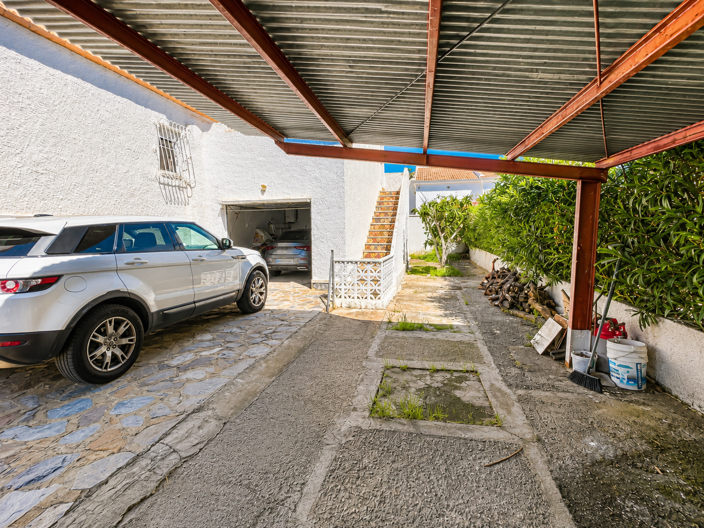 VILLA INDEPENDIENTE CON PISCINA PRIVADA Y PARCELA DE 1.000 M² EN LA SIESTA, TORREVIEJA