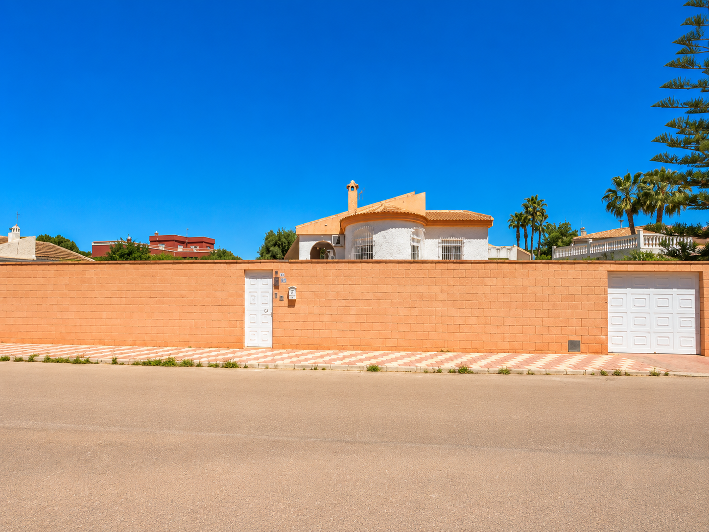 VILLA INDEPENDIENTE CON PISCINA PRIVADA Y PARCELA DE 1.000 M² EN LA SIESTA, TORREVIEJA