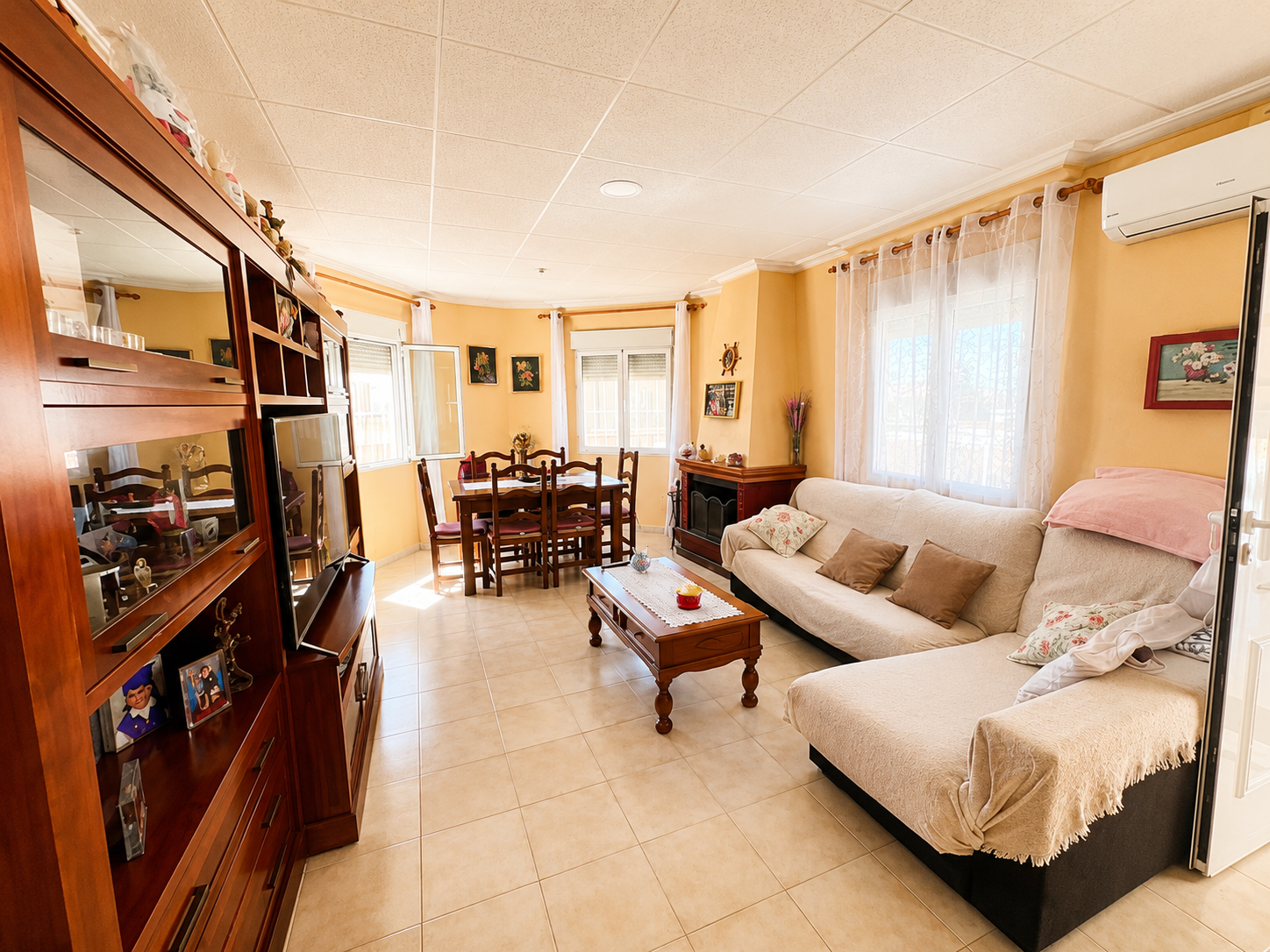 VILLA INDEPENDIENTE CON PISCINA PRIVADA Y PARCELA DE 1.000 M² EN LA SIESTA, TORREVIEJA