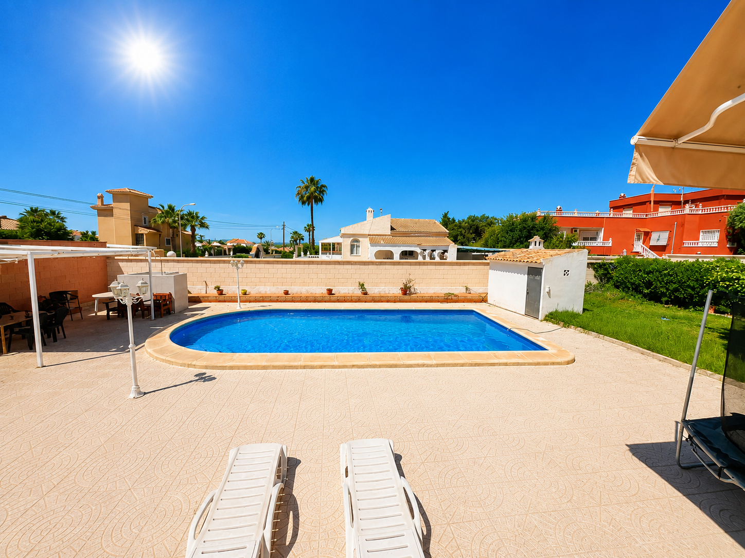 VILLA INDEPENDIENTE CON PISCINA PRIVADA Y PARCELA DE 1.000 M² EN LA SIESTA, TORREVIEJA