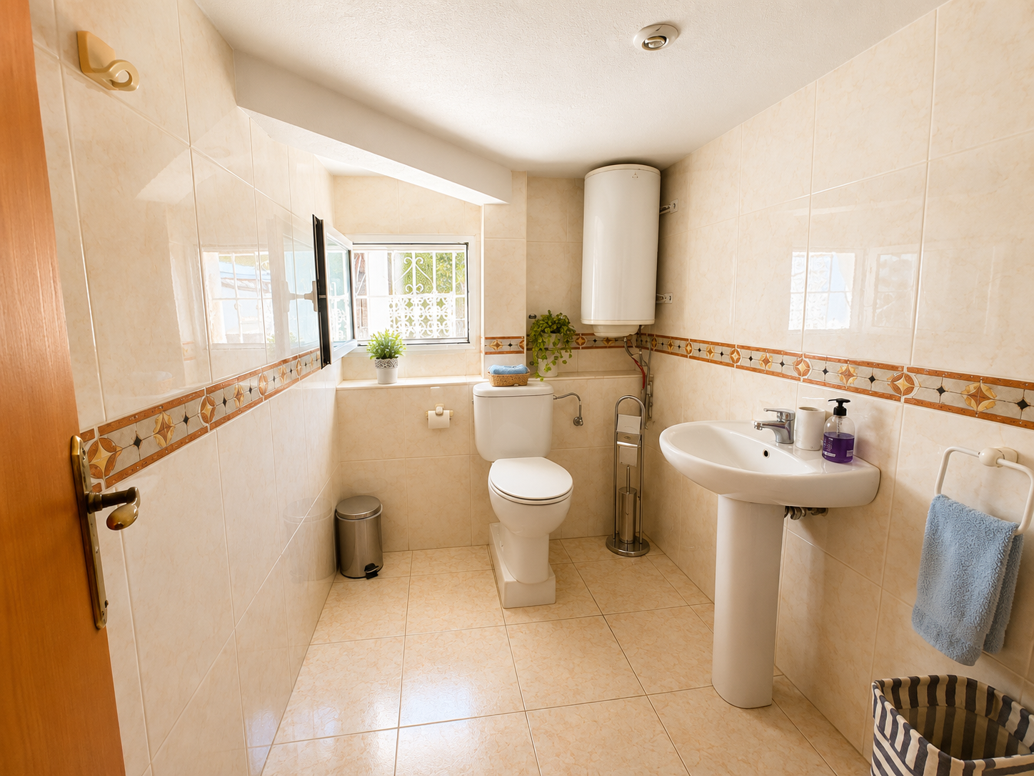 VILLA INDEPENDIENTE CON PISCINA PRIVADA Y PARCELA DE 1.000 M² EN LA SIESTA, TORREVIEJA