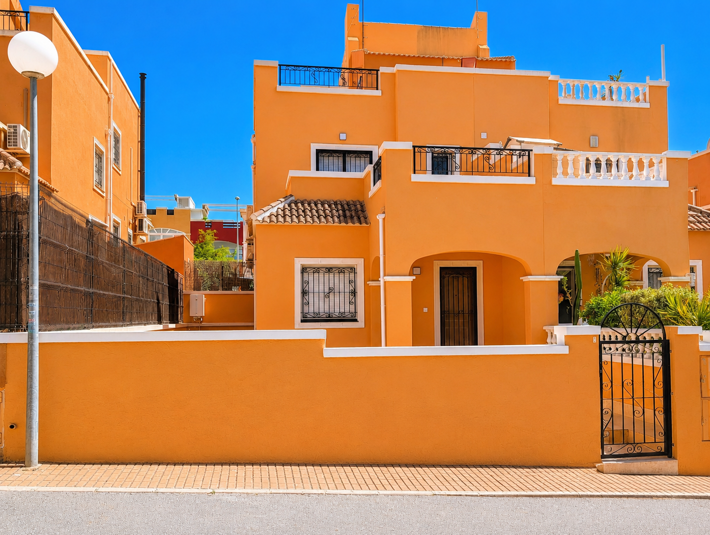 CHALET ADOSADO CON SOLÁRIUM PRIVADO, VISTAS A LA PISCINA Y 3 TERRAZAS EN DREAM HILLS, ORIHUELA COSTA