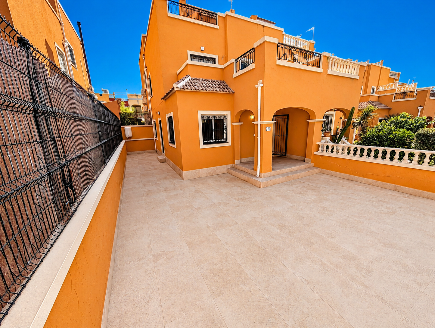 CHALET ADOSADO CON SOLÁRIUM PRIVADO, VISTAS A LA PISCINA Y 3 TERRAZAS EN DREAM HILLS, ORIHUELA COSTA