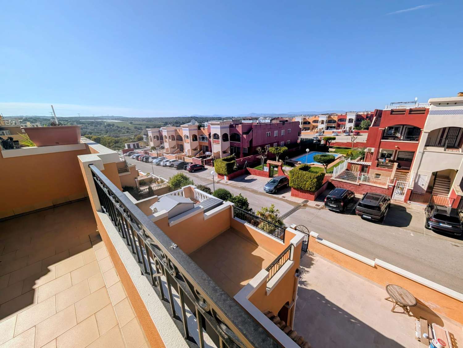 CHALET ADOSADO CON SOLÁRIUM PRIVADO, VISTAS A LA PISCINA Y 3 TERRAZAS EN DREAM HILLS, ORIHUELA COSTA