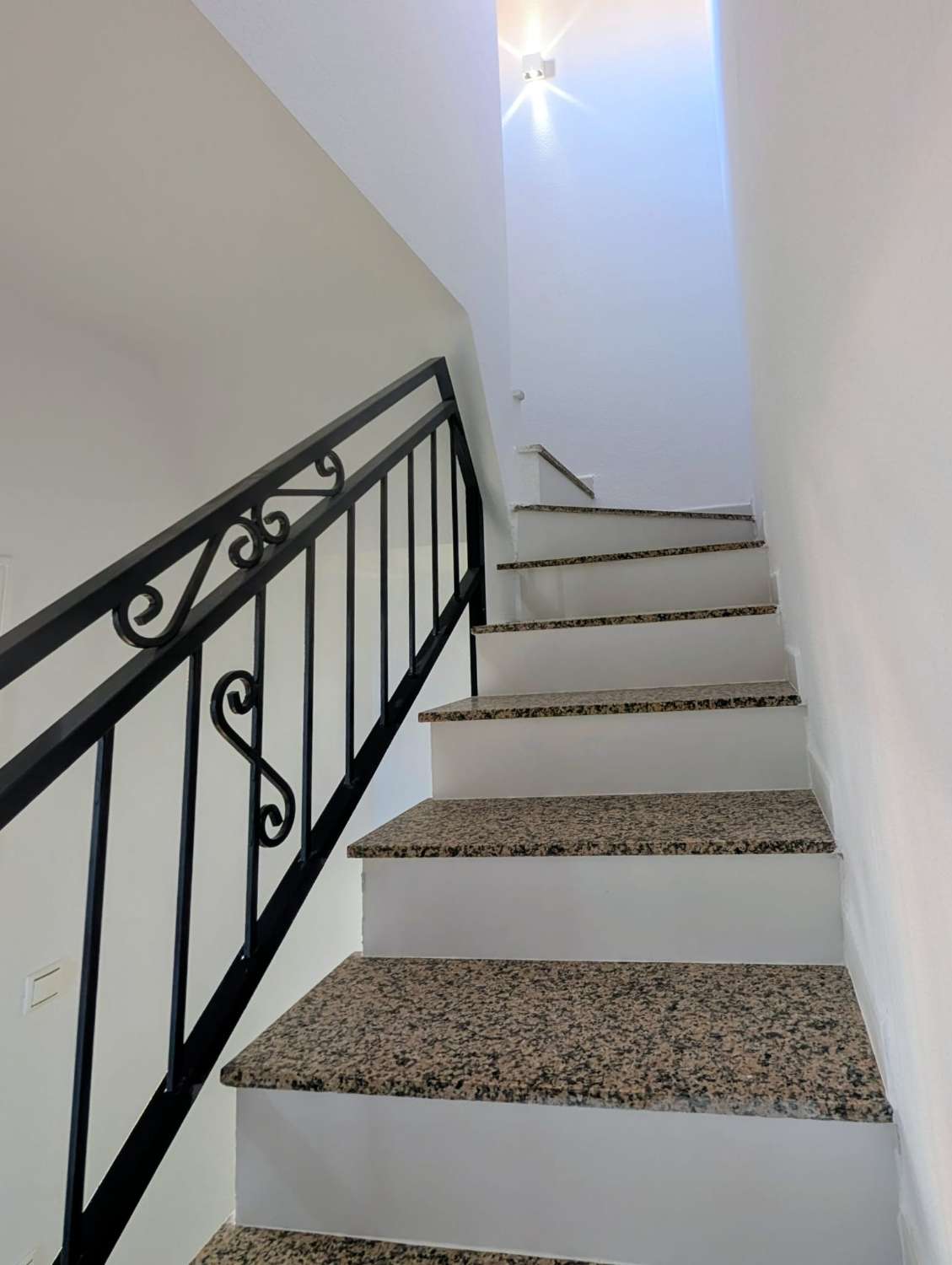 CHALET ADOSADO CON SOLÁRIUM PRIVADO, VISTAS A LA PISCINA Y 3 TERRAZAS EN DREAM HILLS, ORIHUELA COSTA