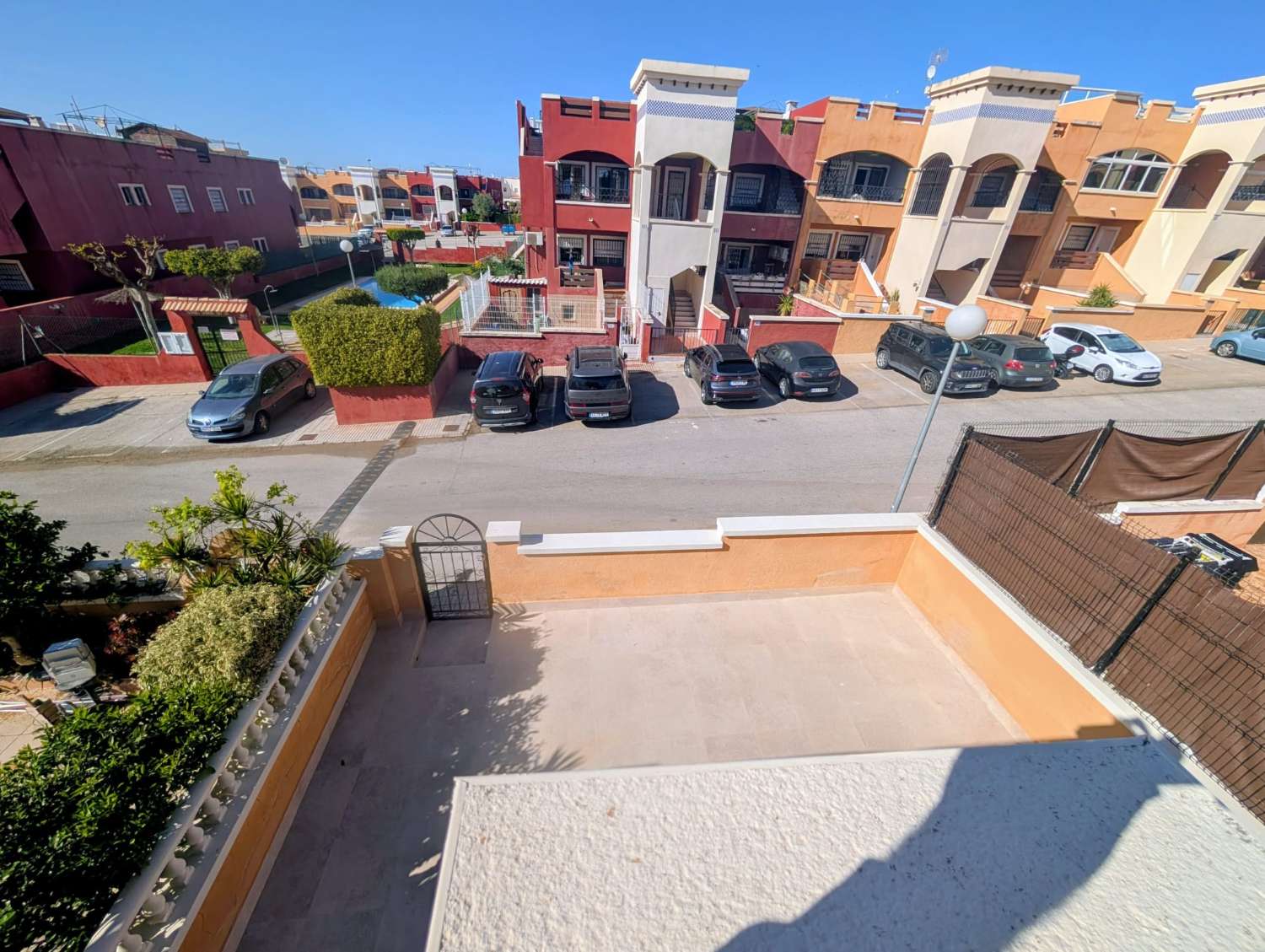 CHALET ADOSADO CON SOLÁRIUM PRIVADO, VISTAS A LA PISCINA Y 3 TERRAZAS EN DREAM HILLS, ORIHUELA COSTA