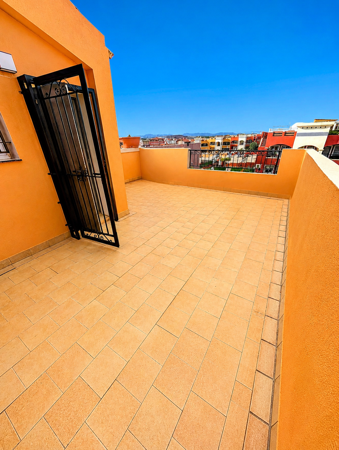 CHALET ADOSADO CON SOLÁRIUM PRIVADO, VISTAS A LA PISCINA Y 3 TERRAZAS EN DREAM HILLS, ORIHUELA COSTA