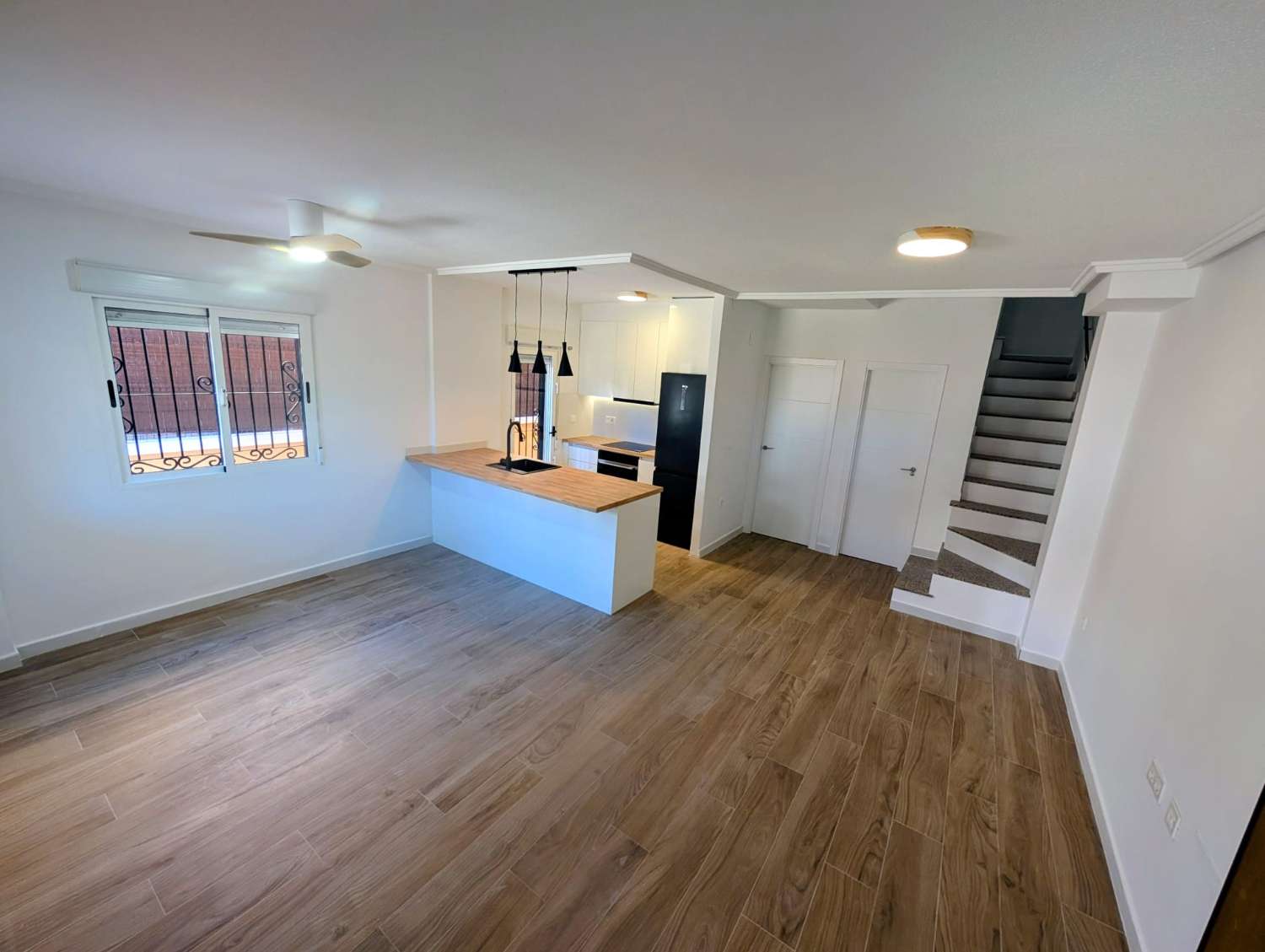 CHALET ADOSADO CON SOLÁRIUM PRIVADO, VISTAS A LA PISCINA Y 3 TERRAZAS EN DREAM HILLS, ORIHUELA COSTA