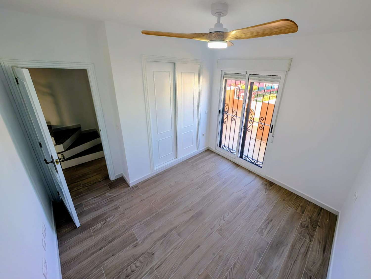 CHALET ADOSADO CON SOLÁRIUM PRIVADO, VISTAS A LA PISCINA Y 3 TERRAZAS EN DREAM HILLS, ORIHUELA COSTA