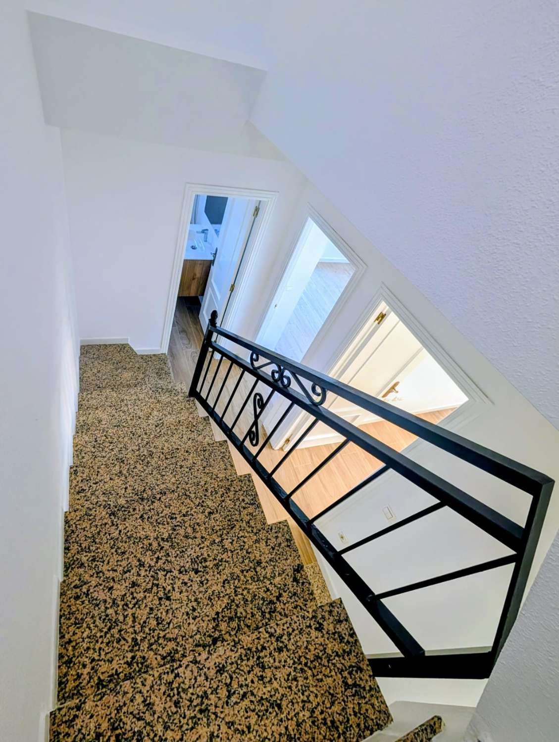 CHALET ADOSADO CON SOLÁRIUM PRIVADO, VISTAS A LA PISCINA Y 3 TERRAZAS EN DREAM HILLS, ORIHUELA COSTA