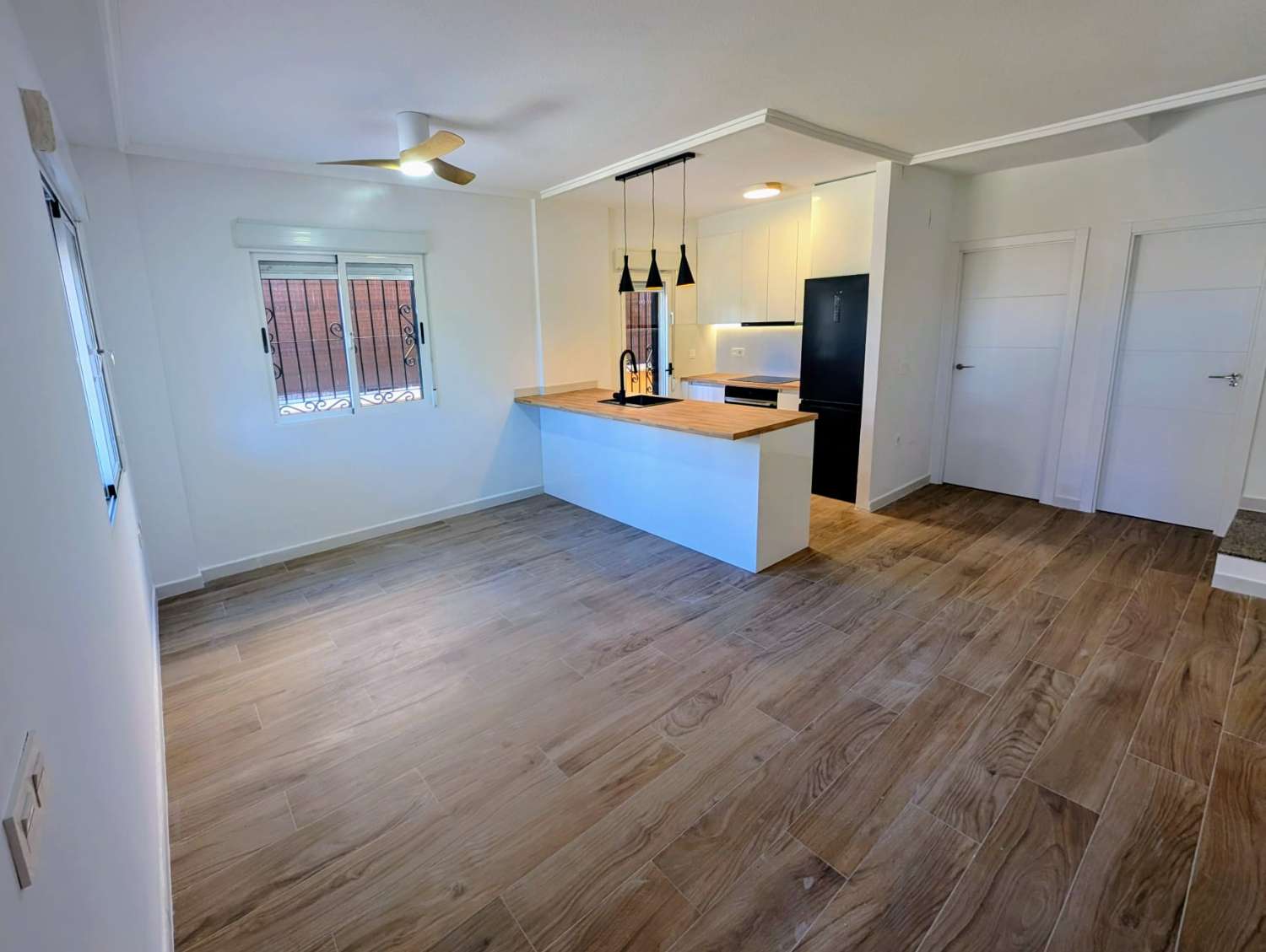 CHALET ADOSADO CON SOLÁRIUM PRIVADO, VISTAS A LA PISCINA Y 3 TERRAZAS EN DREAM HILLS, ORIHUELA COSTA