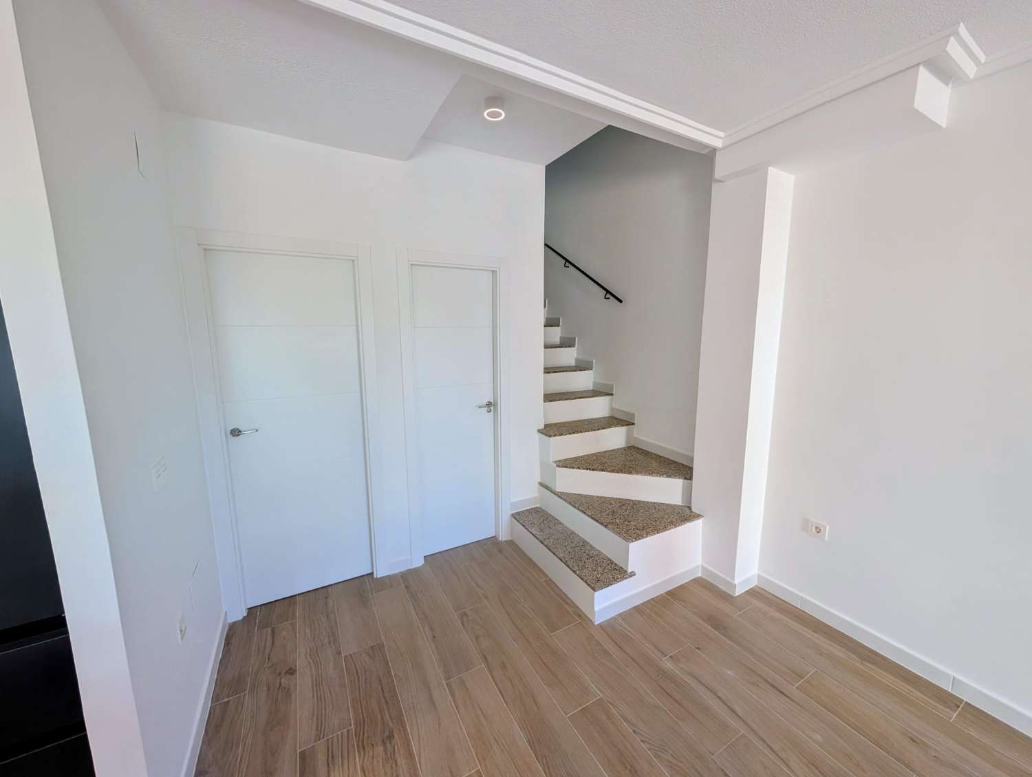 CHALET ADOSADO CON SOLÁRIUM PRIVADO, VISTAS A LA PISCINA Y 3 TERRAZAS EN DREAM HILLS, ORIHUELA COSTA