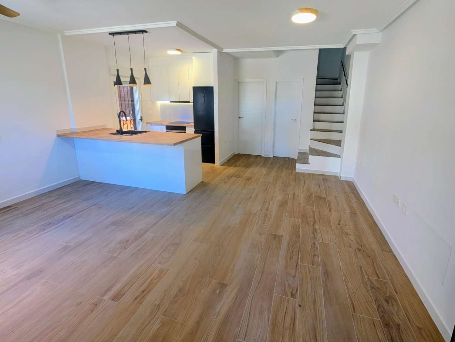 CHALET ADOSADO CON SOLÁRIUM PRIVADO, VISTAS A LA PISCINA Y 3 TERRAZAS EN DREAM HILLS, ORIHUELA COSTA