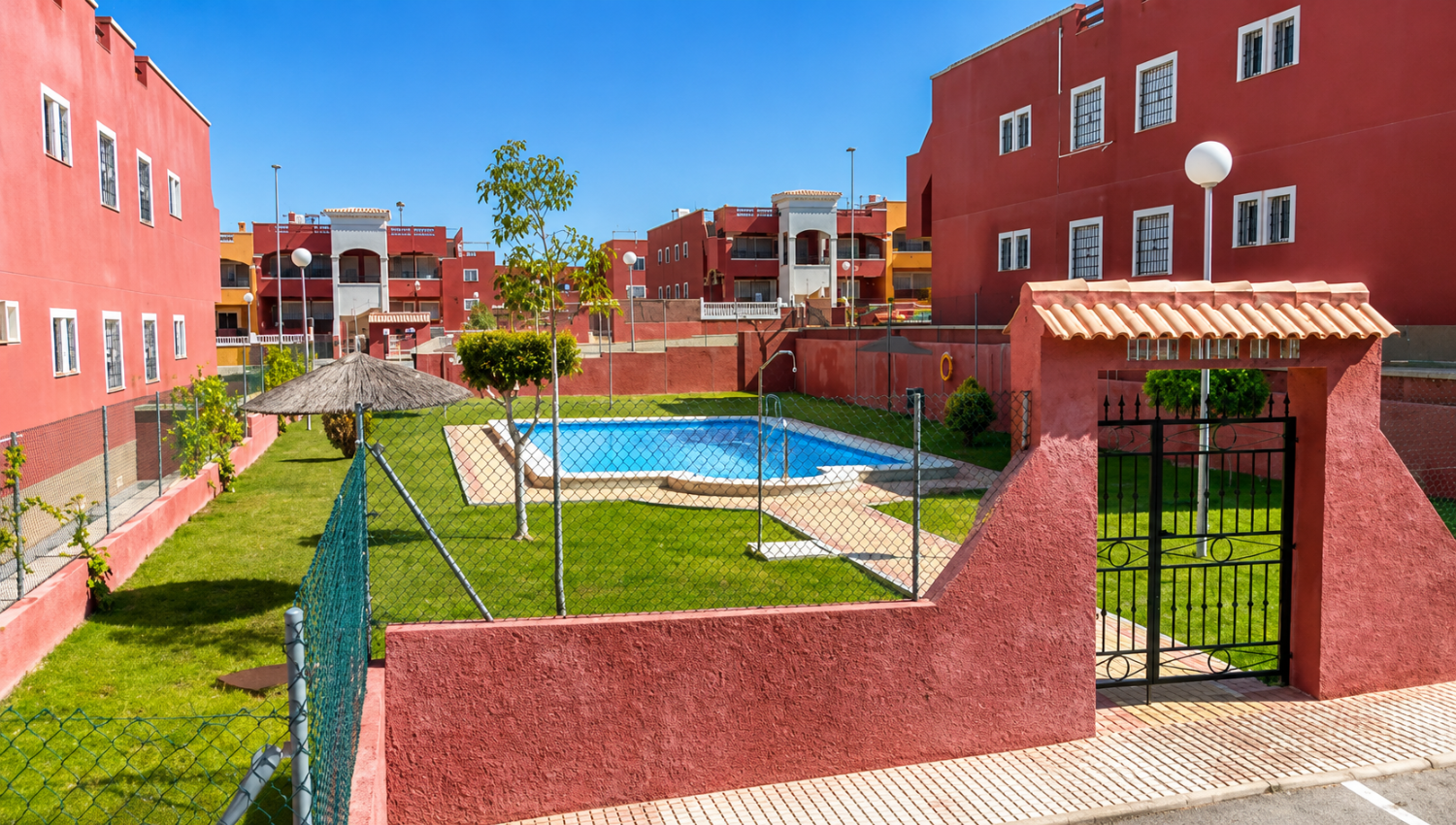 CHALET ADOSADO CON SOLÁRIUM PRIVADO, VISTAS A LA PISCINA Y 3 TERRAZAS EN DREAM HILLS, ORIHUELA COSTA