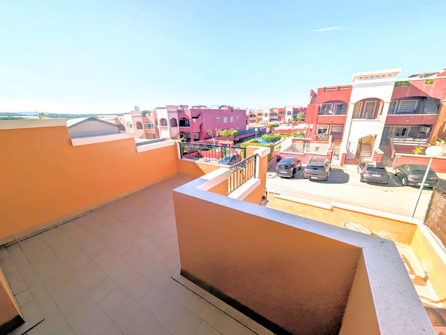 CHALET ADOSADO CON SOLÁRIUM PRIVADO, VISTAS A LA PISCINA Y 3 TERRAZAS EN DREAM HILLS, ORIHUELA COSTA