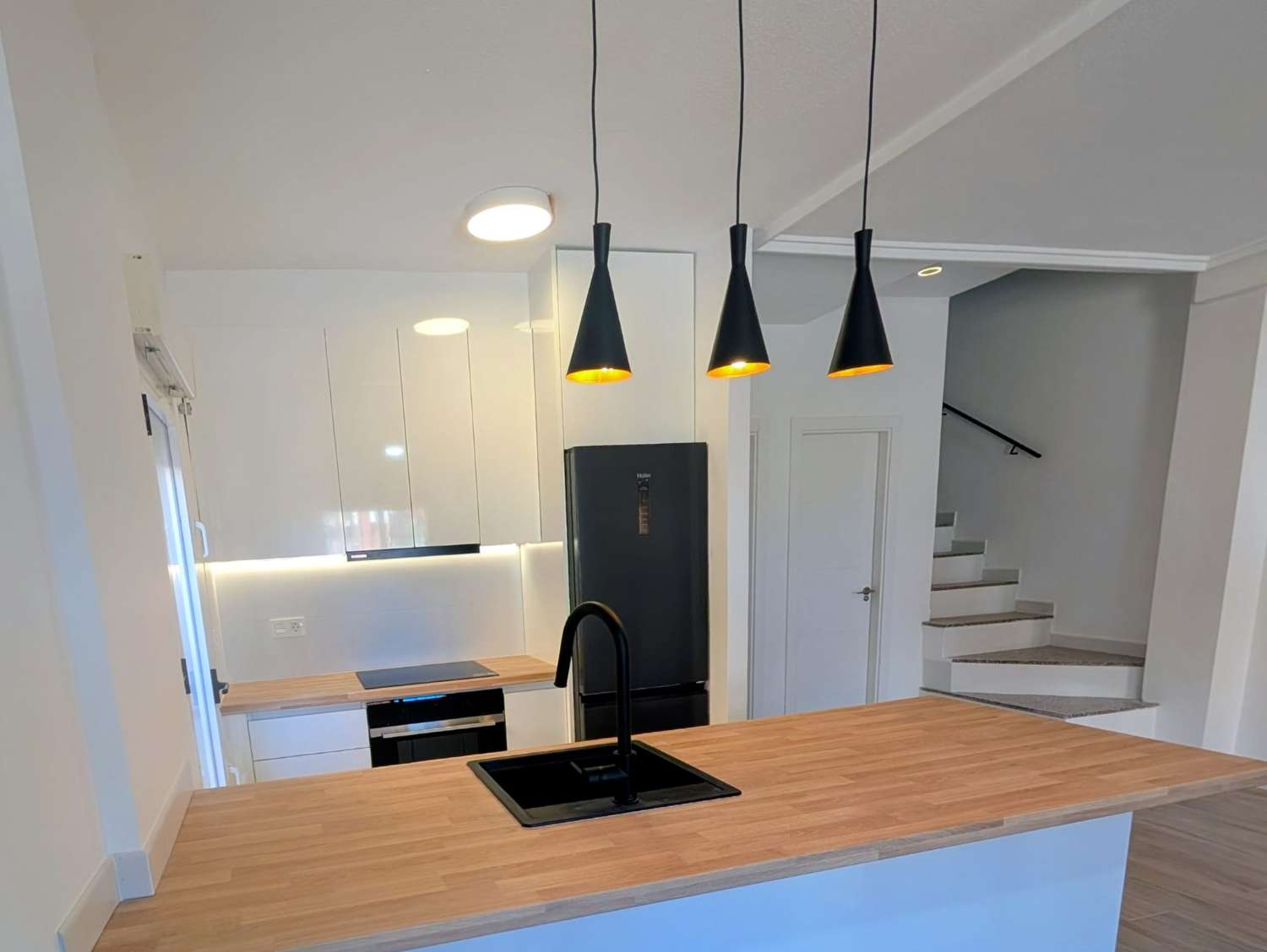 CHALET ADOSADO CON SOLÁRIUM PRIVADO, VISTAS A LA PISCINA Y 3 TERRAZAS EN DREAM HILLS, ORIHUELA COSTA
