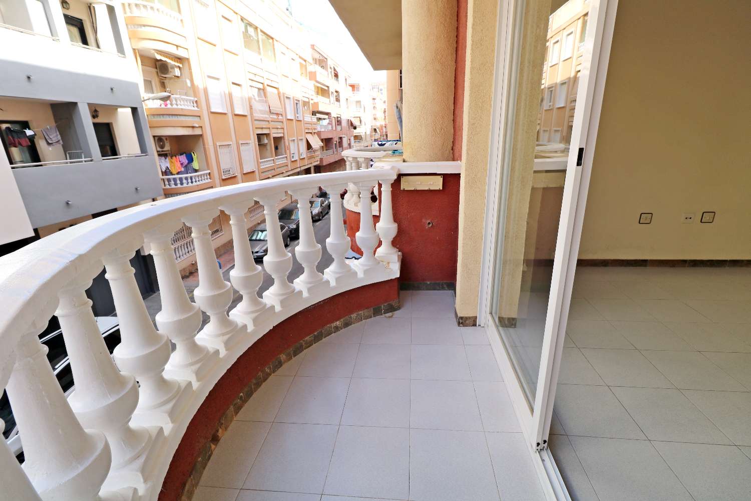 ESTUDIO EXTERIOR A 150 M DEL MAR EN PLAYA DE LOS LOCOS, TORREVIEJA – IDEAL PARA REFORMAR E INVERTIR