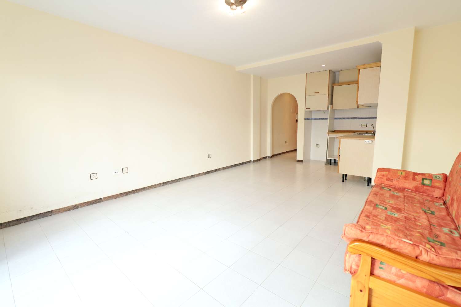 ESTUDIO EXTERIOR A 150 M DEL MAR EN PLAYA DE LOS LOCOS, TORREVIEJA – IDEAL PARA REFORMAR E INVERTIR