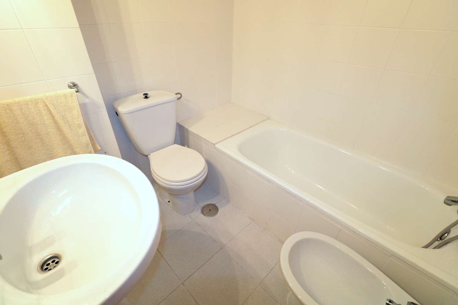ESTUDIO EXTERIOR A 150 M DEL MAR EN PLAYA DE LOS LOCOS, TORREVIEJA – IDEAL PARA REFORMAR E INVERTIR
