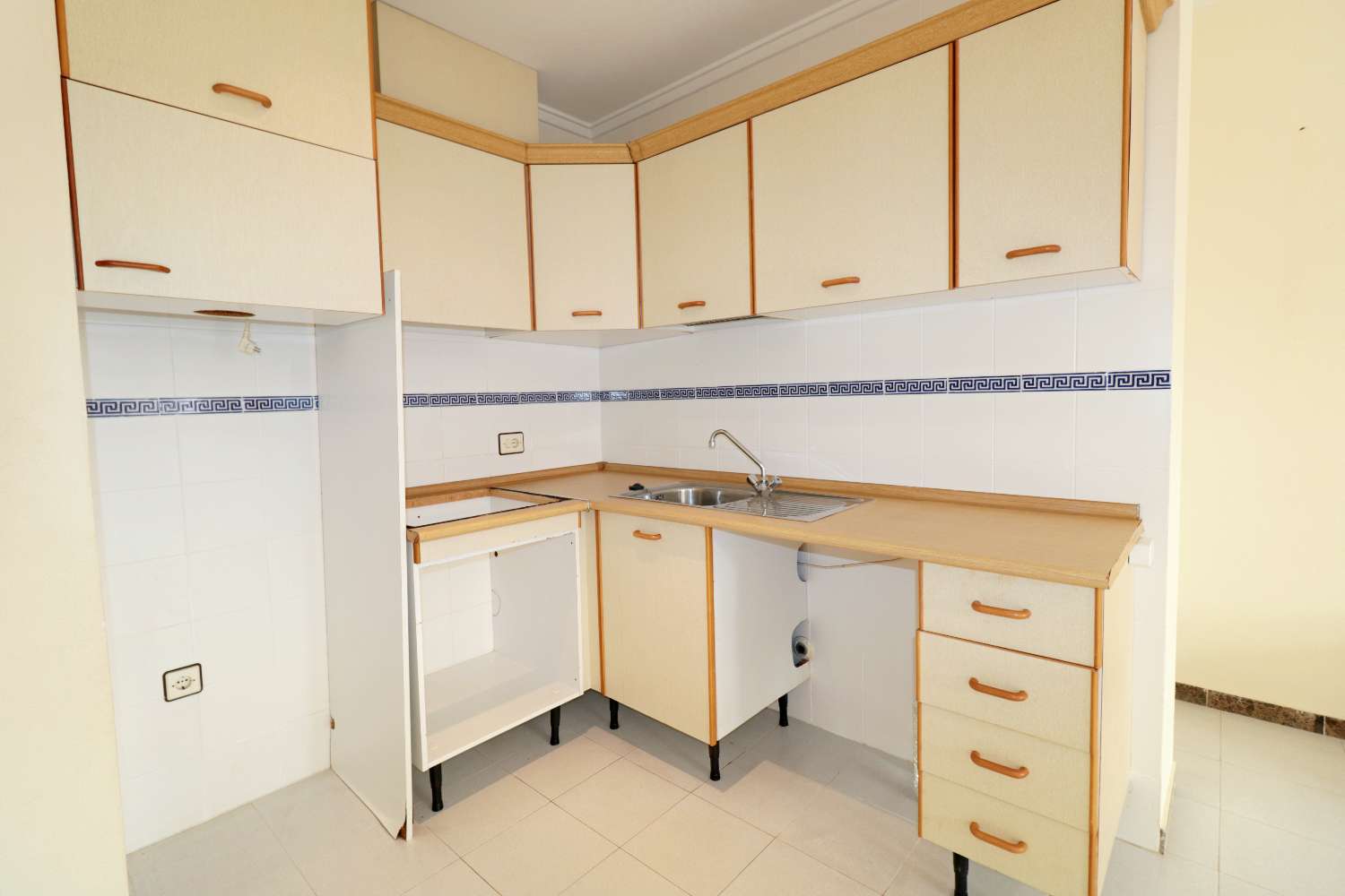 ESTUDIO EXTERIOR A 150 M DEL MAR EN PLAYA DE LOS LOCOS, TORREVIEJA – IDEAL PARA REFORMAR E INVERTIR