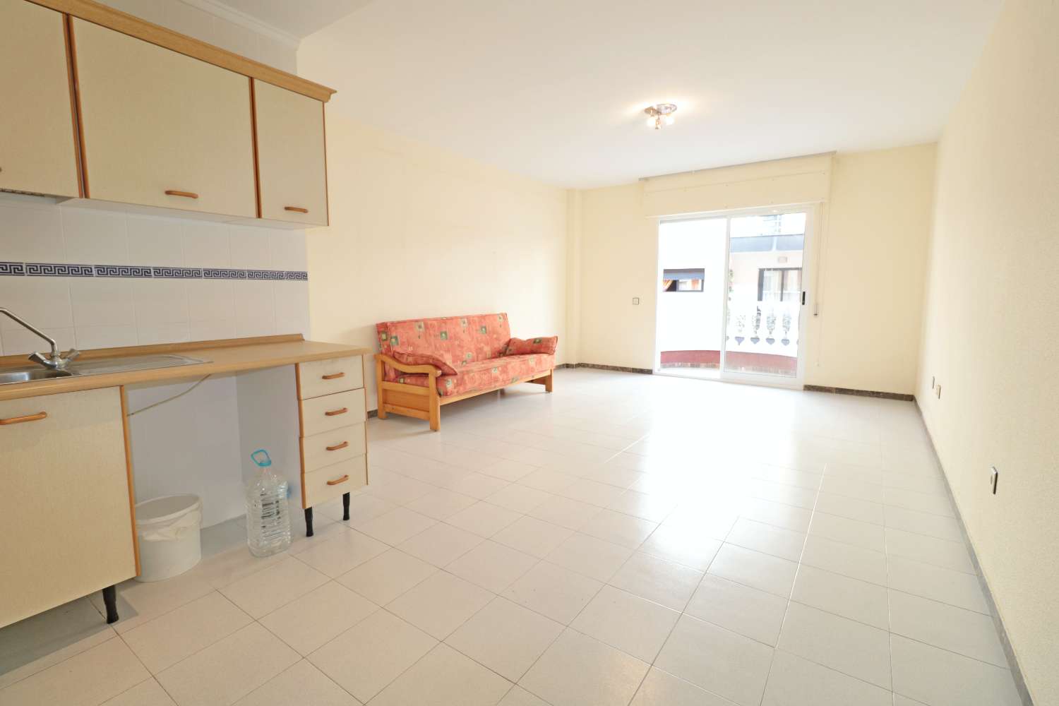 ESTUDIO EXTERIOR A 150 M DEL MAR EN PLAYA DE LOS LOCOS, TORREVIEJA – IDEAL PARA REFORMAR E INVERTIR
