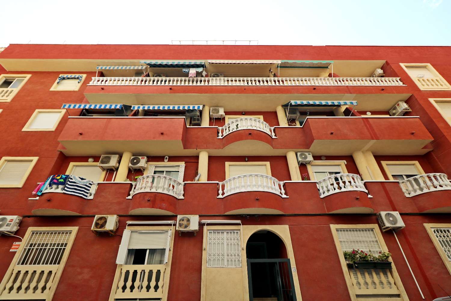 ESTUDIO EXTERIOR A 150 M DEL MAR EN PLAYA DE LOS LOCOS, TORREVIEJA – IDEAL PARA REFORMAR E INVERTIR