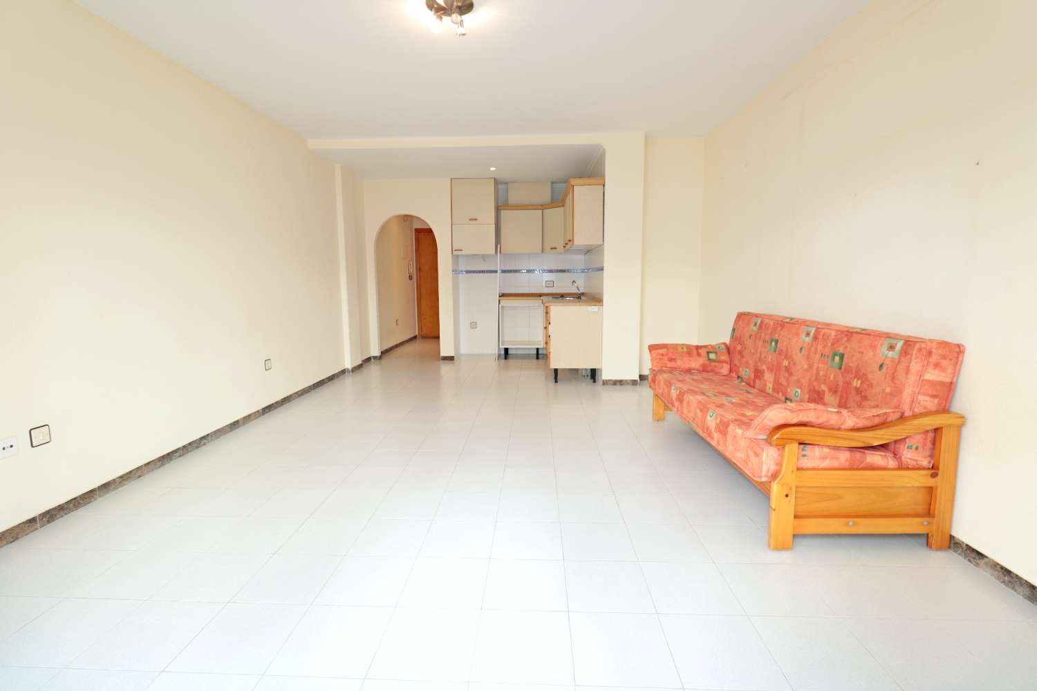 ESTUDIO EXTERIOR A 150 M DEL MAR EN PLAYA DE LOS LOCOS, TORREVIEJA – IDEAL PARA REFORMAR E INVERTIR