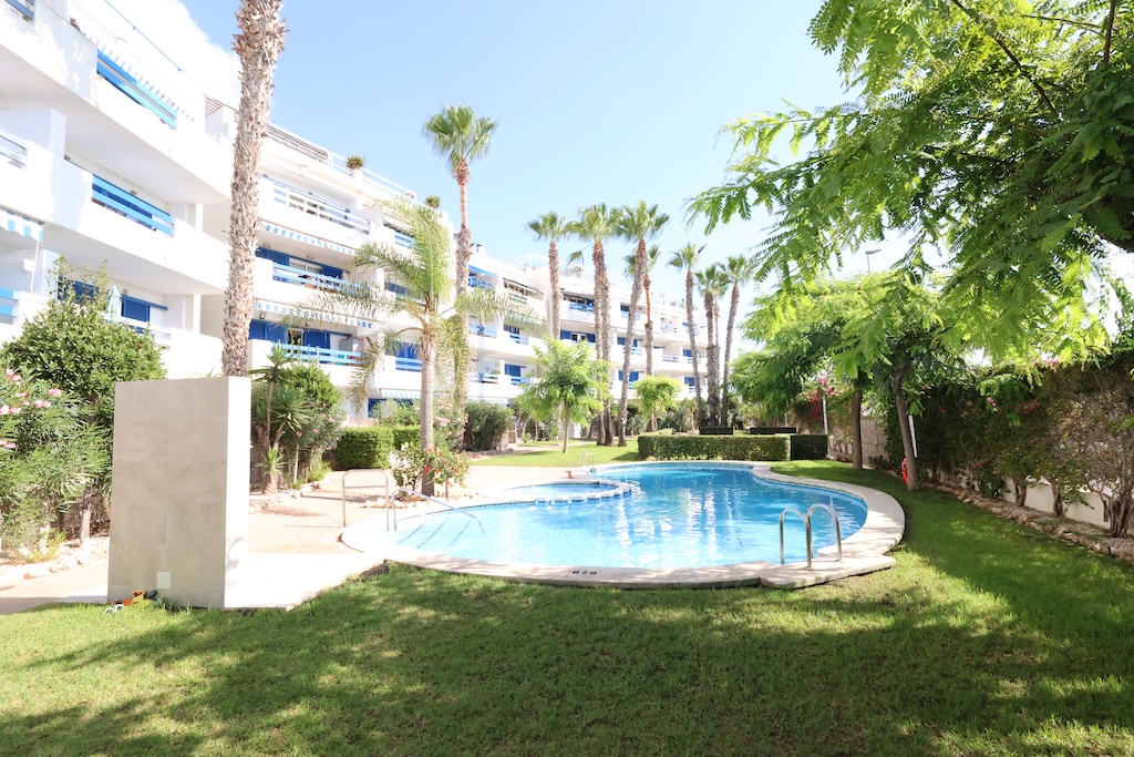 APARTAMENTO EN PLANTA BAJA CON JARDÍN PRIVADO, PISCINA Y LICENCIA TURÍSTICA EN PLAYA FLAMENCA