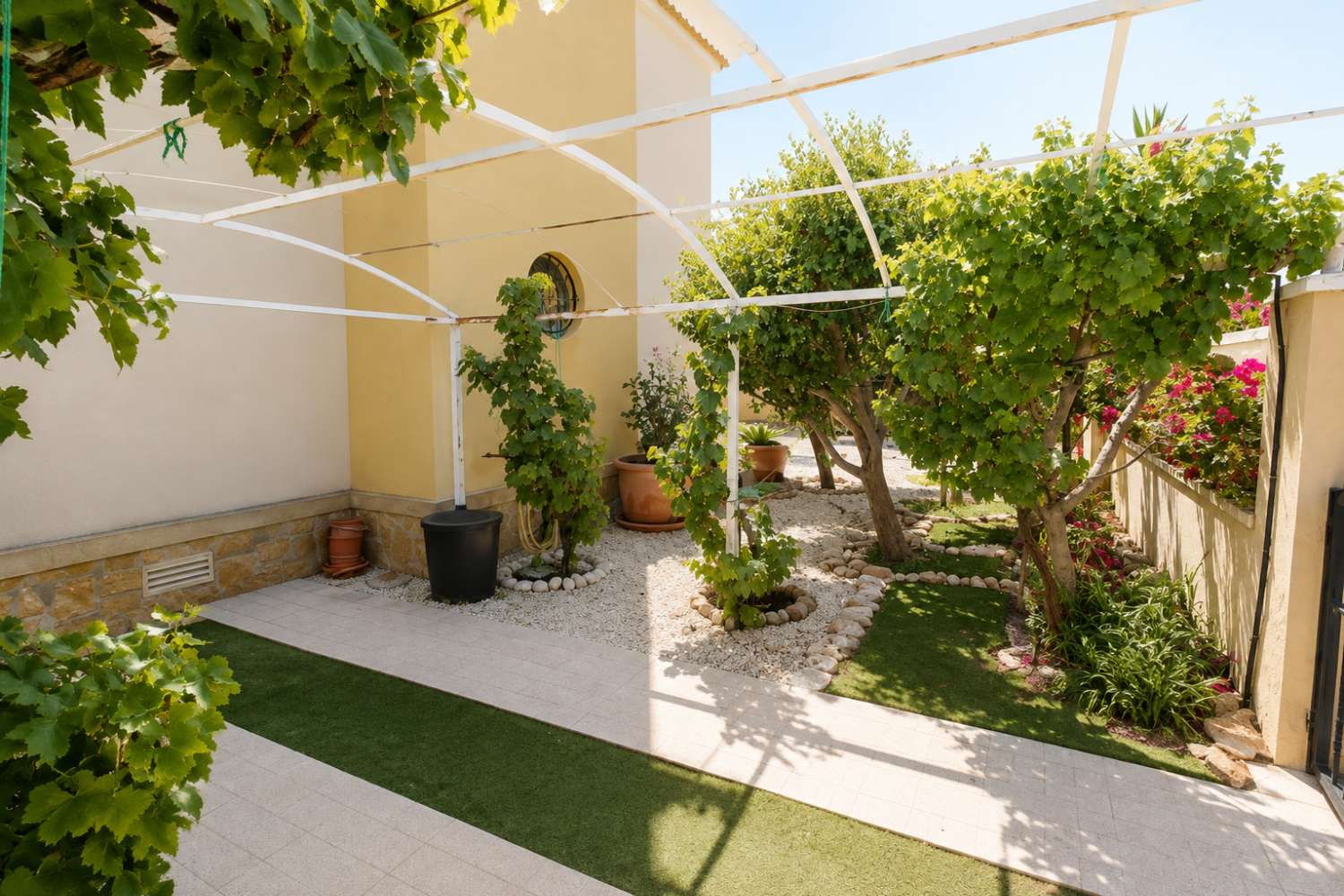 BUNGALOW EN ESQUINA CON PARCELA DE 170 M², ORIENTACIÓN SUR Y POSIBILIDAD DE PISCINA EN LOMAS DE CABO ROIG