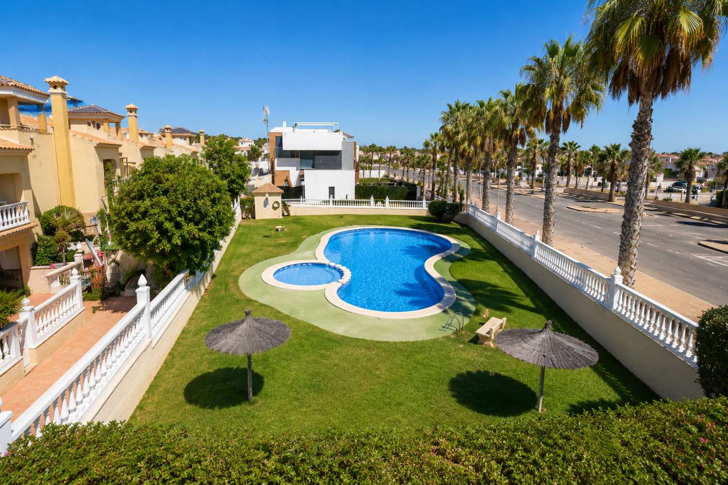 BUNGALOW EN ESQUINA CON PARCELA DE 170 M², ORIENTACIÓN SUR Y POSIBILIDAD DE PISCINA EN LOMAS DE CABO ROIG