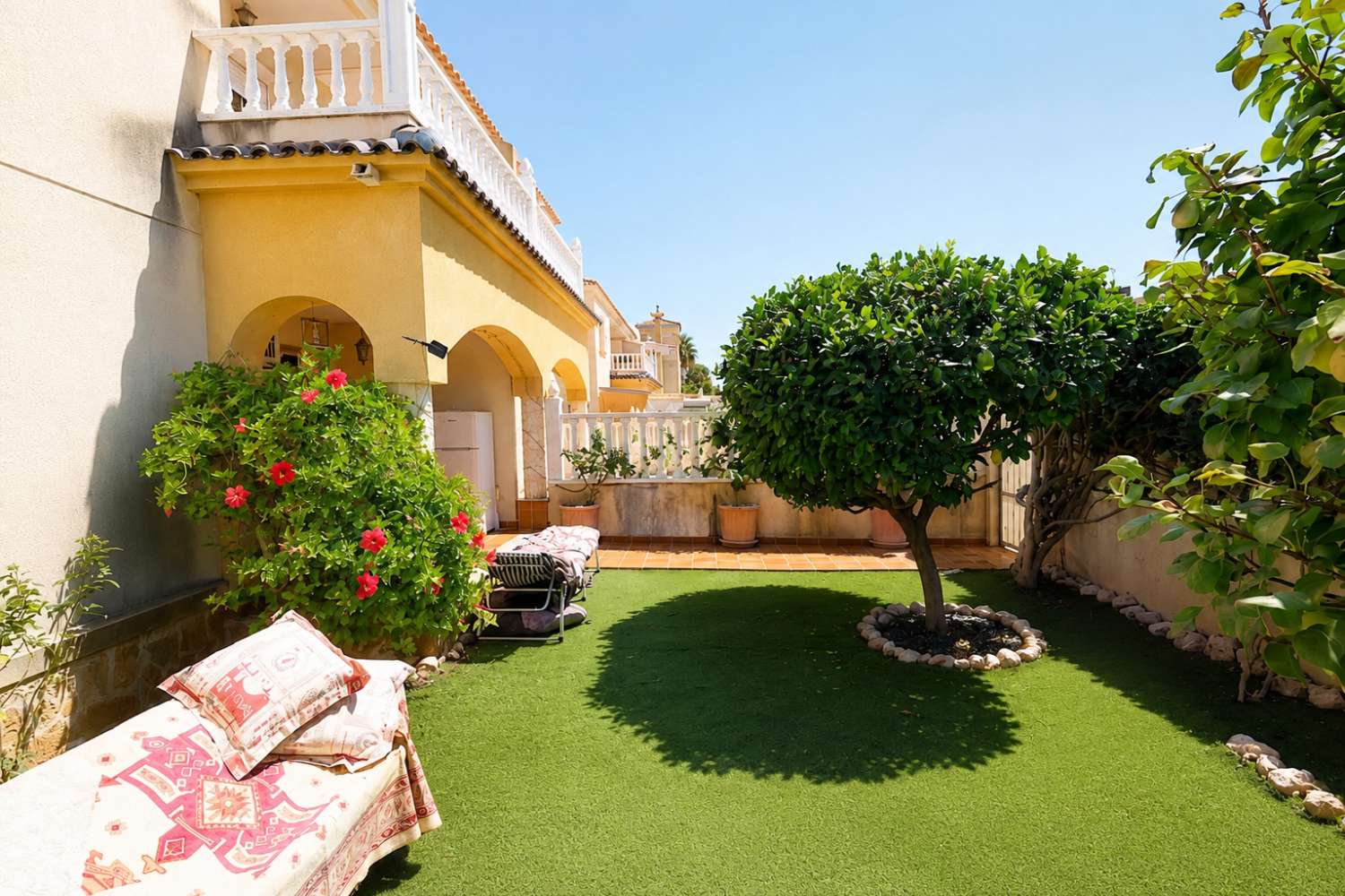 BUNGALOW EN ESQUINA CON PARCELA DE 170 M², ORIENTACIÓN SUR Y POSIBILIDAD DE PISCINA EN LOMAS DE CABO ROIG