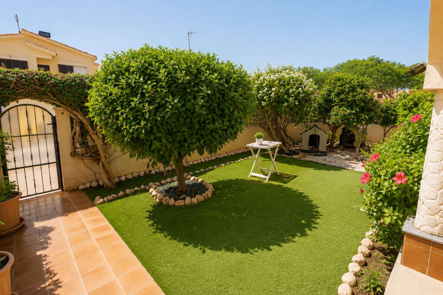 BUNGALOW EN ESQUINA CON PARCELA DE 170 M², ORIENTACIÓN SUR Y POSIBILIDAD DE PISCINA EN LOMAS DE CABO ROIG
